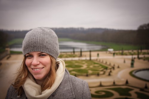 Julia in front of the gardens at Versailles